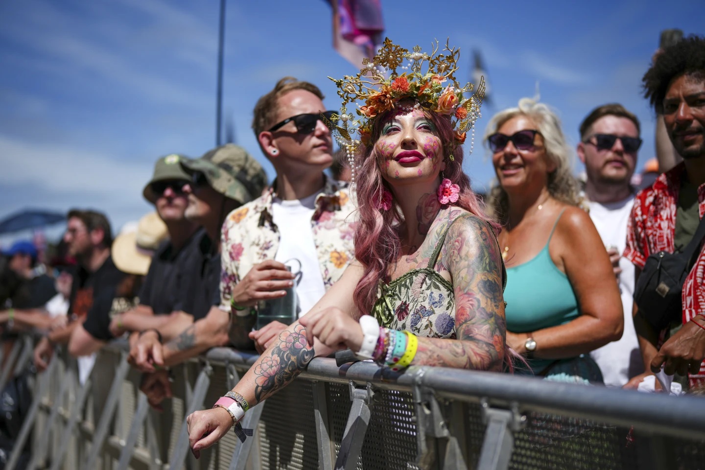 Glastonbury: Άνοιξαν οι πύλες του θρυλικού φεστιβάλ – 46.200 άτομα υπολογίζεται ότι θα χάσουν το κινητό τους 4 Glastonbury: Άνοιξαν οι πύλες του θρυλικού φεστιβάλ – 46.200 άτομα υπολογίζεται ότι θα χάσουν το κινητό τους