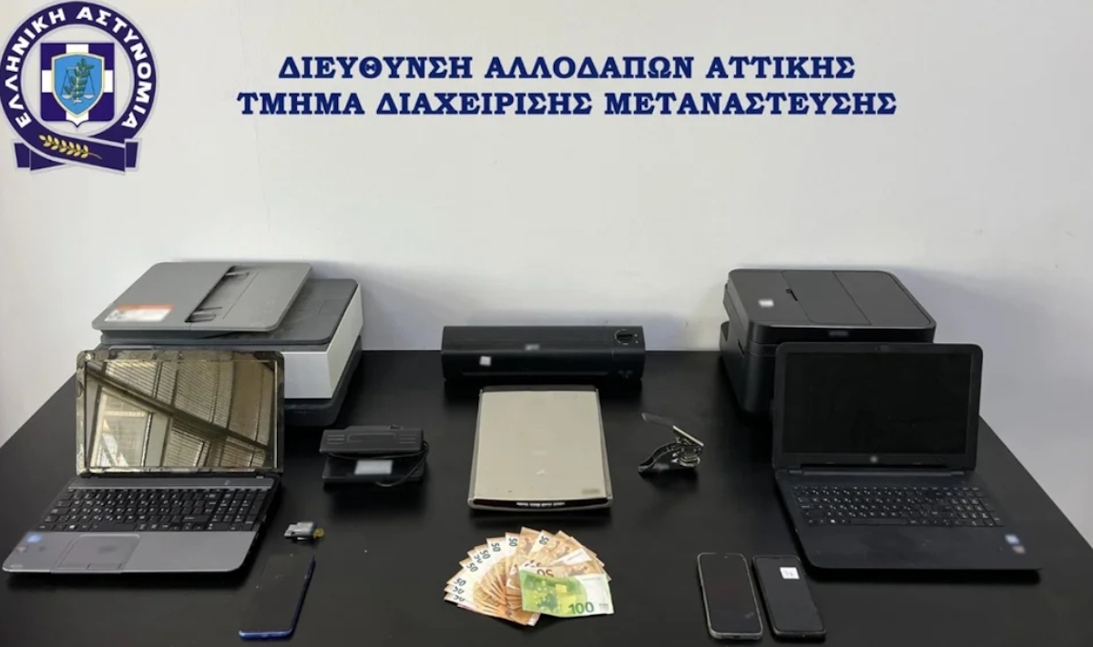 Καλλιθέα: Εντοπίστηκε πλήρως εξοπλισμένο εργαστήριο για πλαστά έγγραφα – Από 800 ευρώ η τιμή για κάθε μετανάστη 2 Πλαστά ταξιδιωτικά έγγραφα