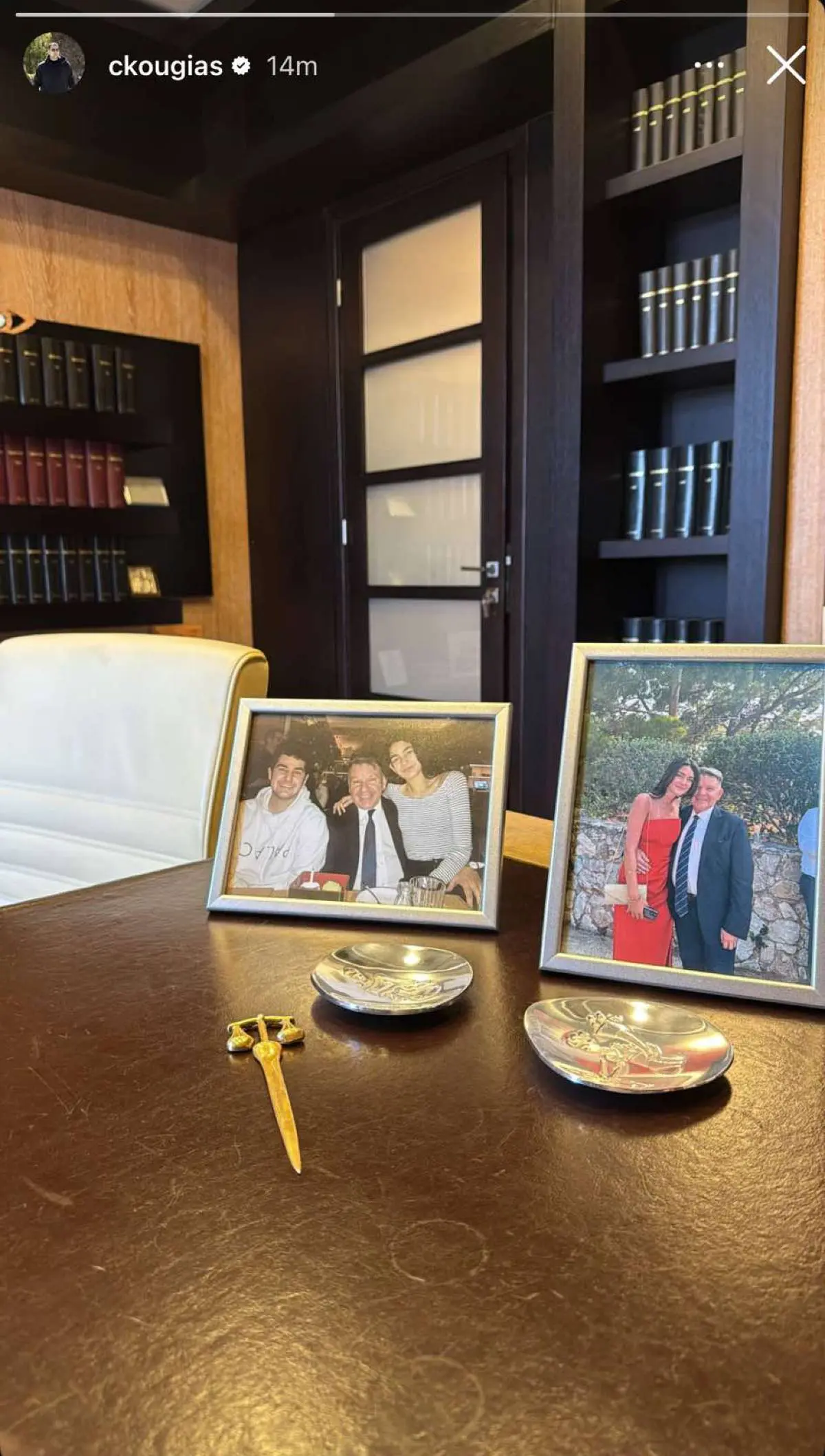 Οι κορνίζες στο γραφείο του Αλέξη Κούγια