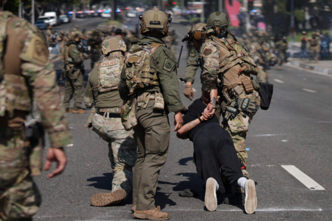 Ντόναλντ Τραμπ: Πώς αξιοποιεί τις αναταραχές στο Λος Άντζελες για να ανατρέψει την ατζέντα – Η στρατηγική του «εσωτερικού εχθρού» 6 Eπεισόδια στο Λος Άντζελες