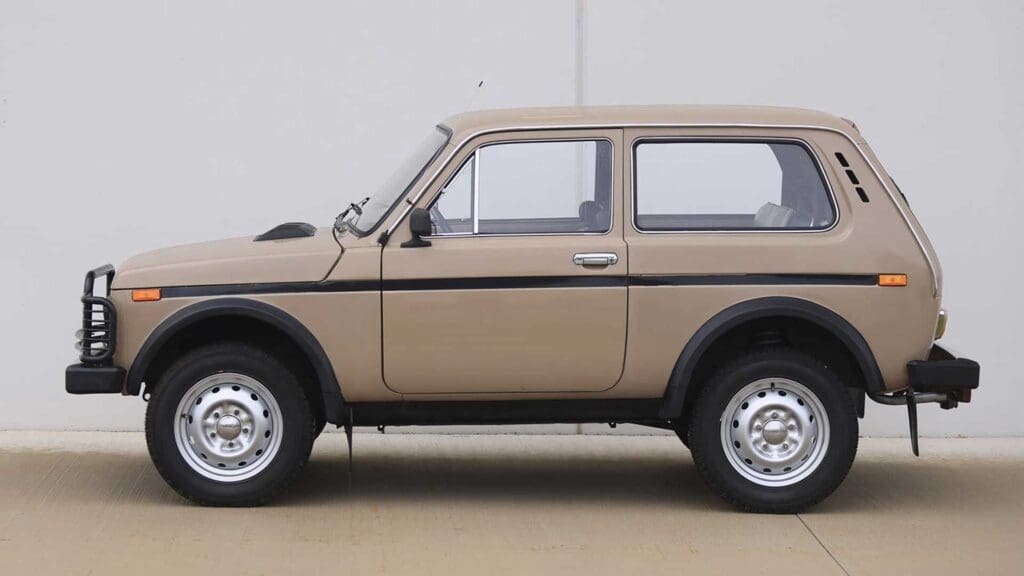 Το θρυλικό Lada Niva δημοπρατείται στον κόσμο των συλλεκτών 8 Lada Niva
