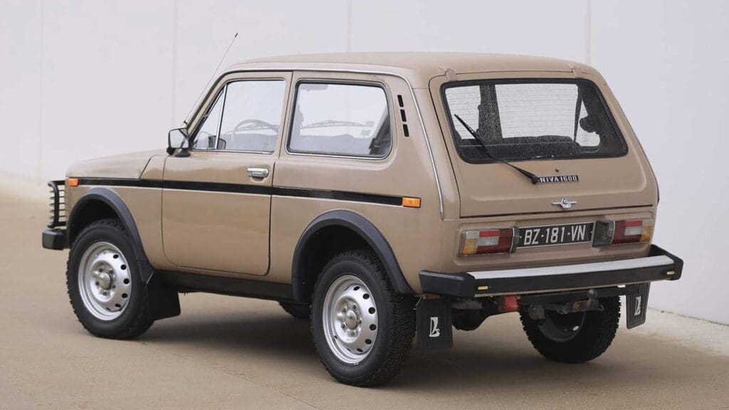 Το θρυλικό Lada Niva δημοπρατείται στον κόσμο των συλλεκτών 10 Lada Niva