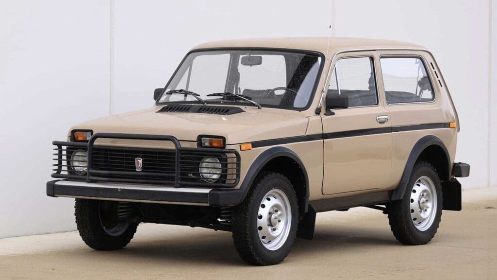 Το θρυλικό Lada Niva δημοπρατείται στον κόσμο των συλλεκτών 9 Lada Niva