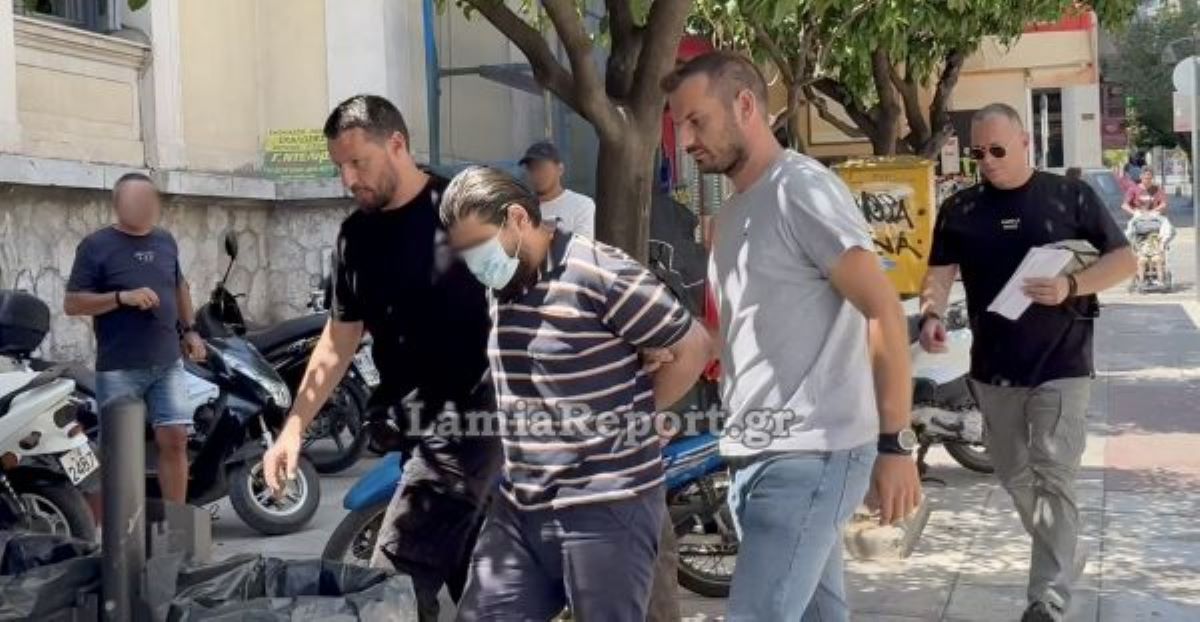 Λαμία: «Είχε επιχειρήσει να κάψει αυτοκίνητο γνωστού του μετά από καβγά», αποκαλύπτει φίλος του 42χρονου δολοφόνου του 59χρονου 2 Κατά τη μεταφορά του 42χρονου στα δικαστήρια Λαμίας