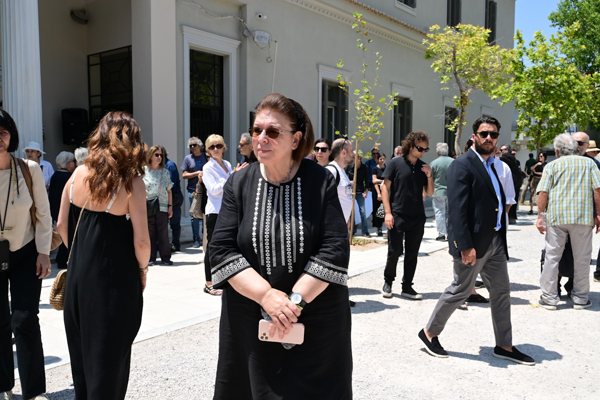 Βασίλης Παπαβασιλείου: Δάκρυα και συγκίνηση στο αιώνιο "αντίο" του εμβληματικού θεατράνθρωπου 10 H Λίνα Μενδώνη