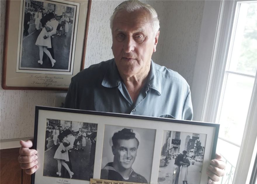 H σοκαρισμένη αλήθεια πίσω από το «διάσημο» φιλί στην Times Square (βίντεο-φωτο)