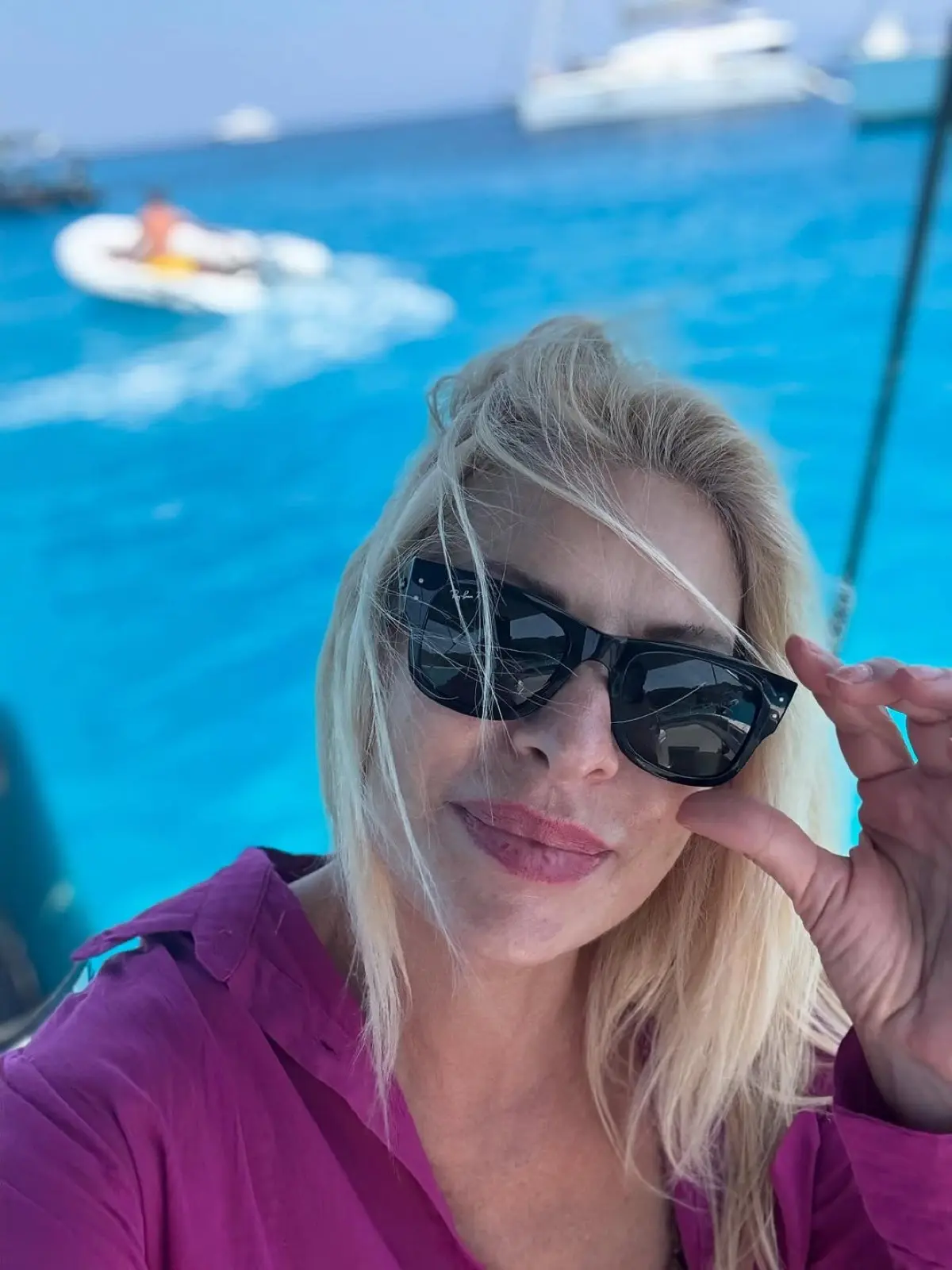 Μενεγάκη: Στους Παξούς με τον Παντζόπουλο - Οι φωτογραφίες με μπικίνι πάνω σε σκάφος και οι βουτιές με τον Ματεό
