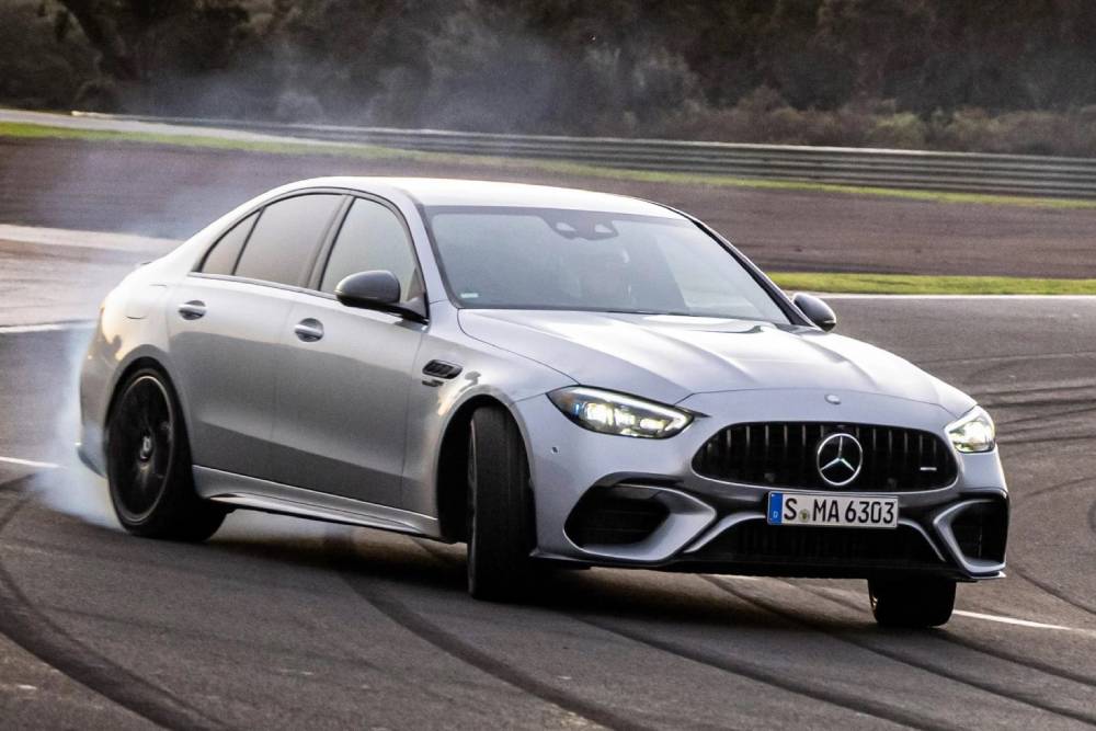 Η Mercedes επιμένει στους παραδοσιακούς κινητήρες καύσης