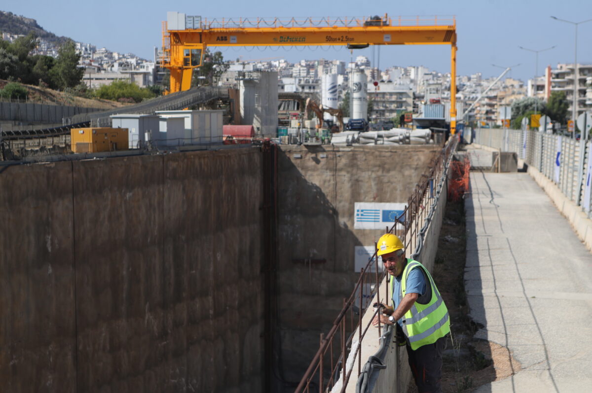 Γραμμή 4 του Μετρό: Μαγευτικά πλάνα από το εργοτάξιο «Βεΐκου» και τον μετροπόντικα «Νίκη» 4 Εργαζόμενος