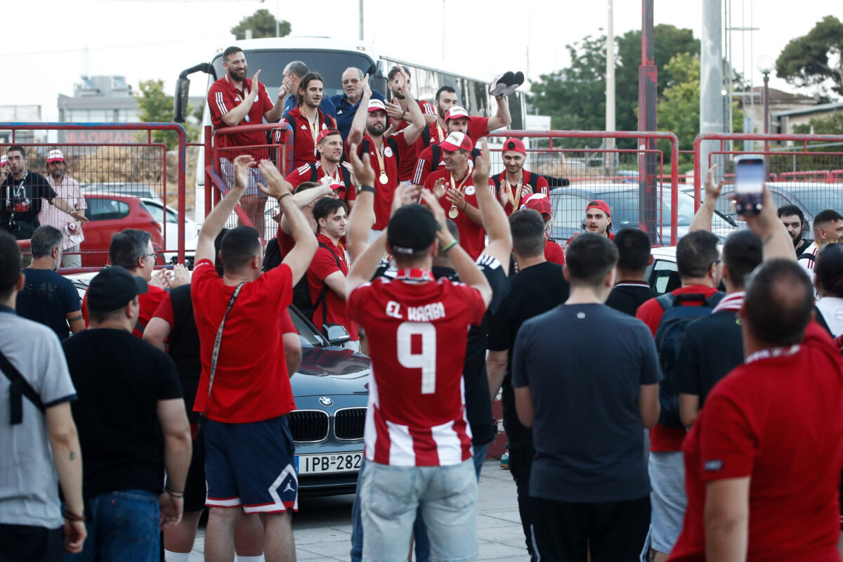 Ολυμπιακός: Παραλήρημα ενθουσιασμού στον Ρέντη μετά το θρίαμβο στο χάντμπολ 3 Ολυμπιακός: Παραλήρημα ενθουσιασμού στον Ρέντη μετά το θρίαμβο στο χάντμπολ