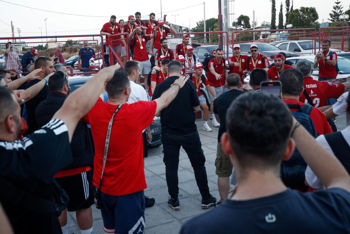 Ολυμπιακός: Παραλήρημα ενθουσιασμού στον Ρέντη μετά το θρίαμβο στο χάντμπολ 4 Ολυμπιακός: Παραλήρημα ενθουσιασμού στον Ρέντη μετά το θρίαμβο στο χάντμπολ