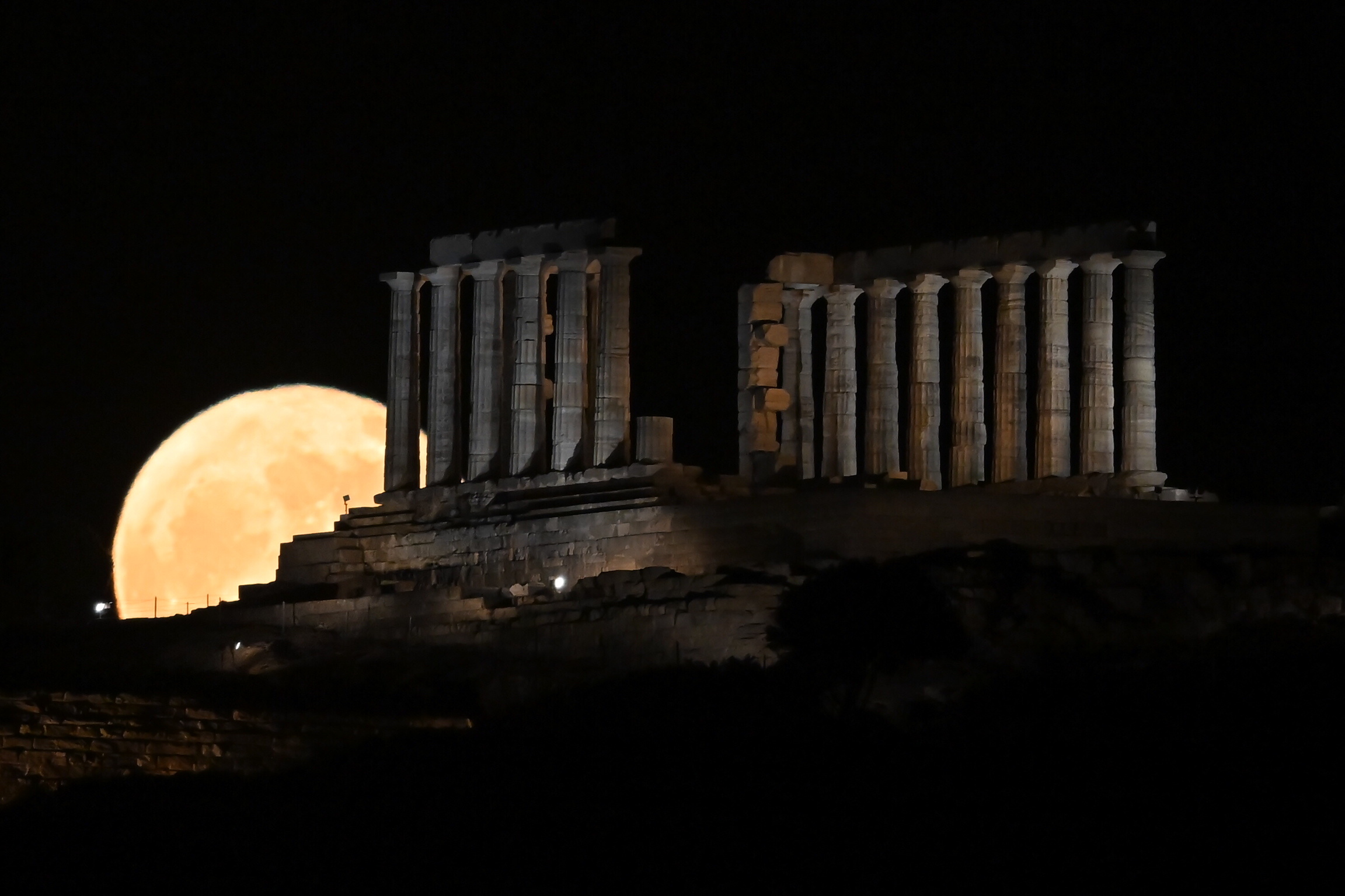 Πανσέληνος της φράουλας τον ναό του Ποσειδώνα στο Σούνιο