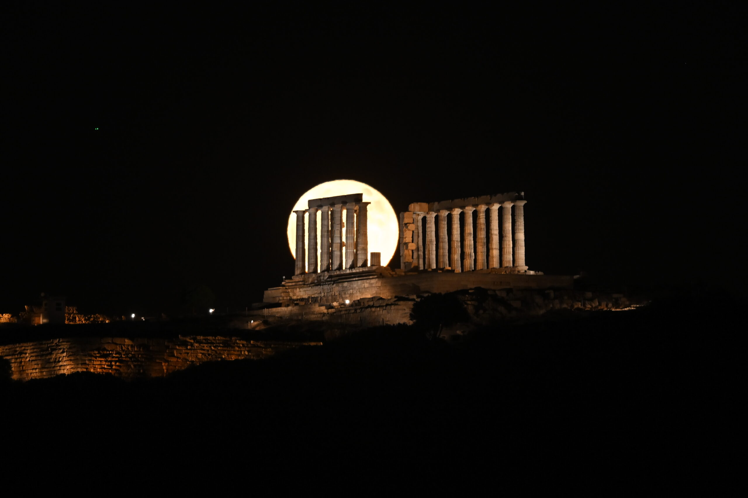 Πανσέληνος της φράουλας τον ναό του Ποσειδώνα στο Σούνιο