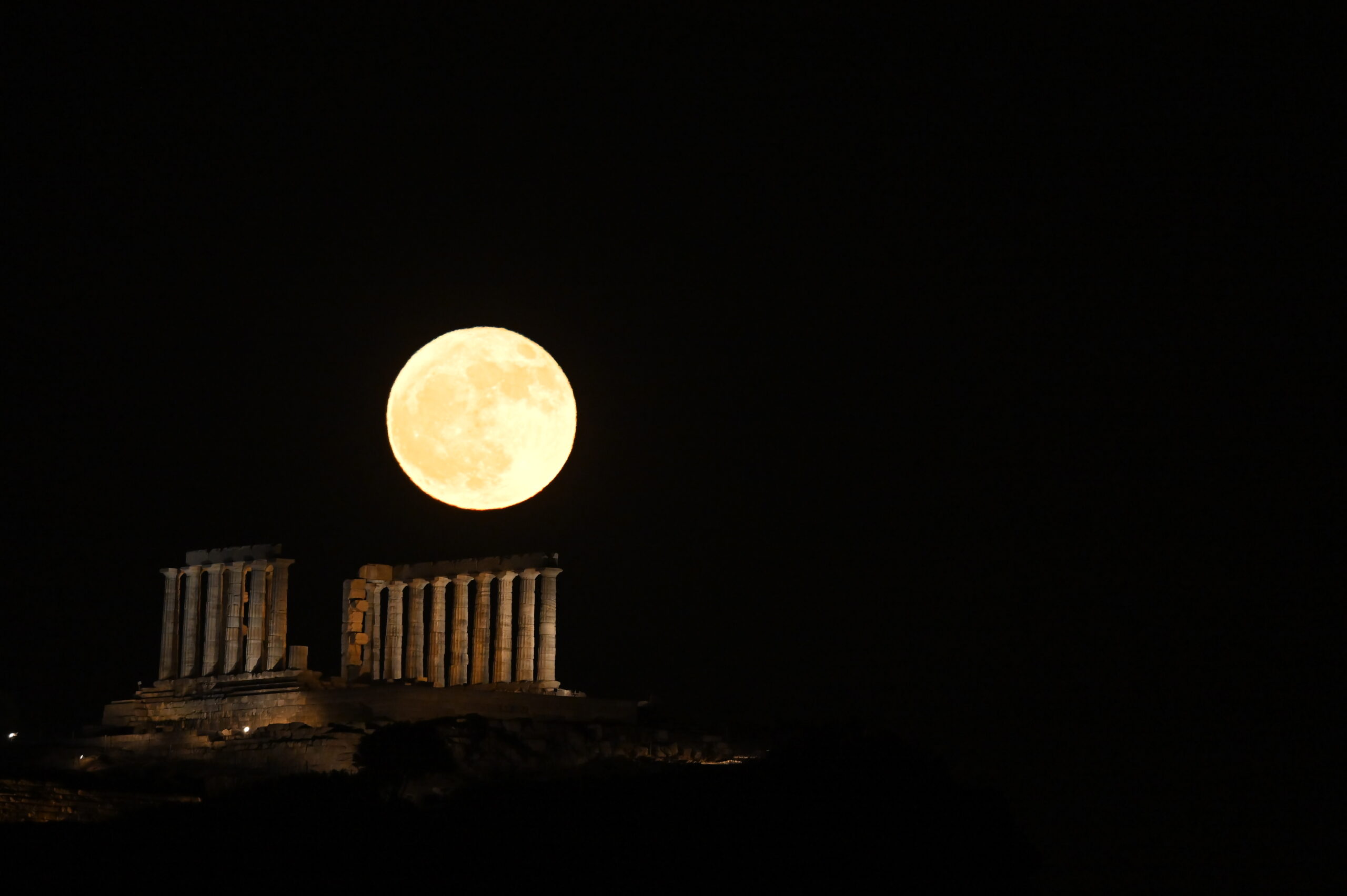 Πανσέληνος της φράουλας τον ναό του Ποσειδώνα στο Σούνιο