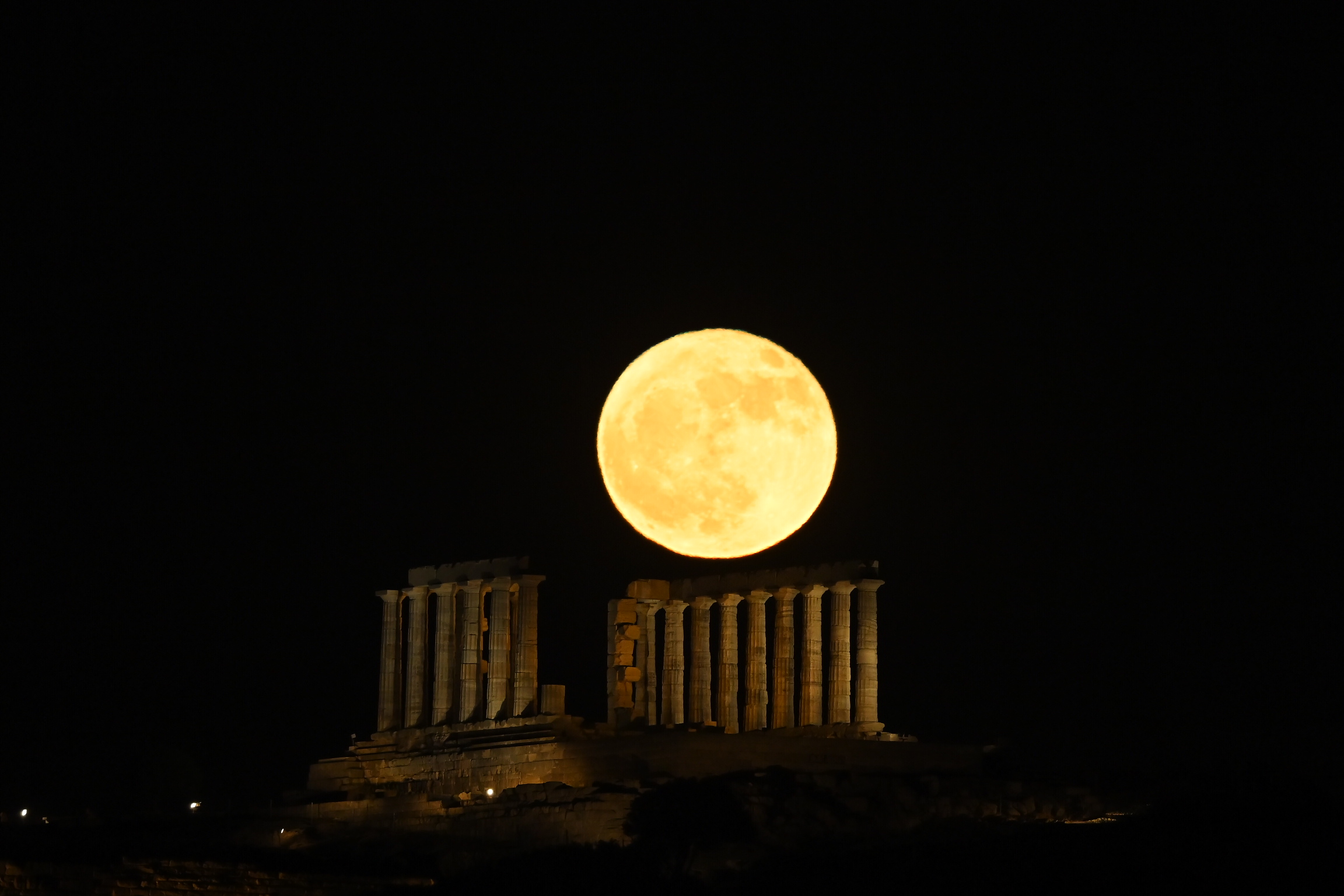 Πανσέληνος της φράουλας τον ναό του Ποσειδώνα στο Σούνιο