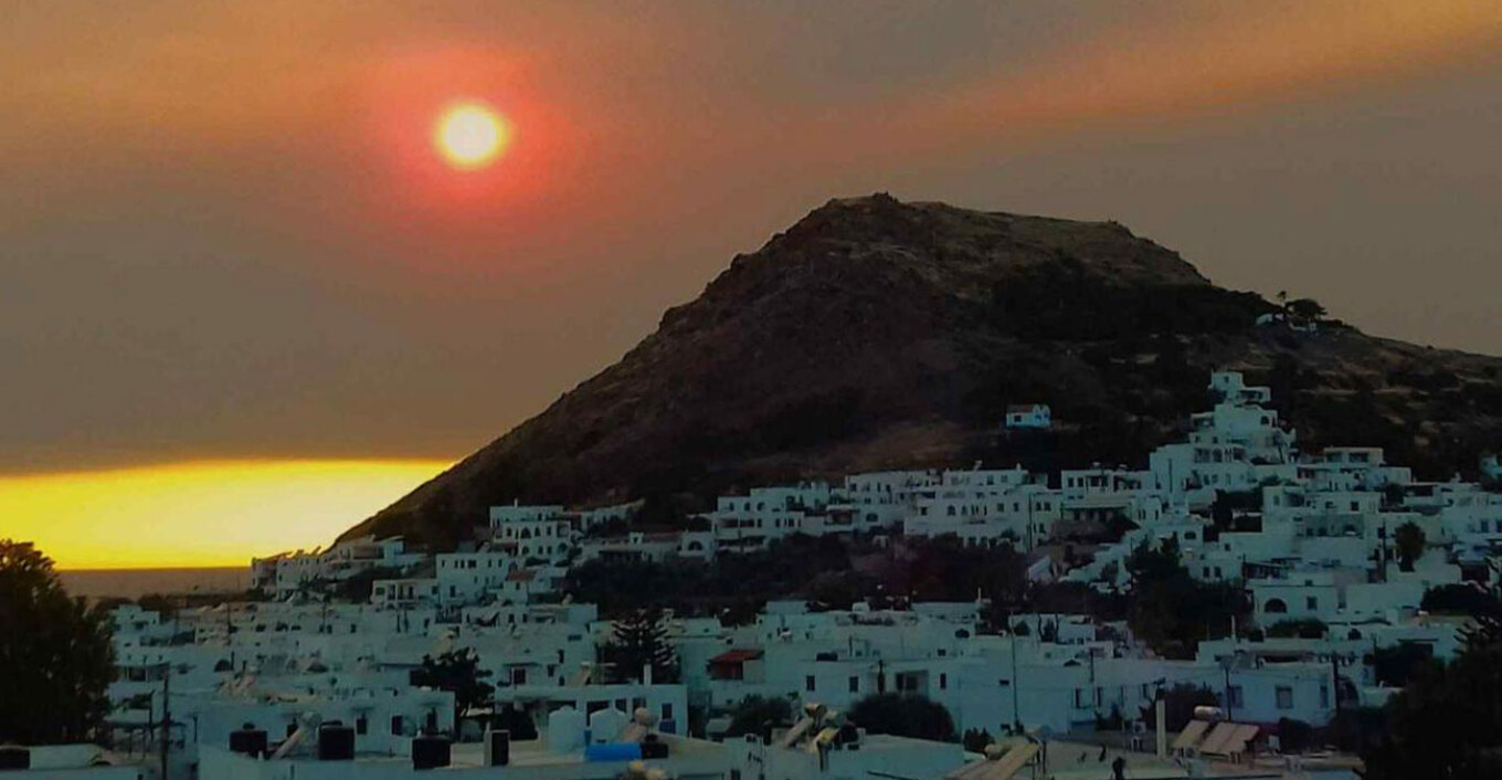 Τουρκία: Μαίνεται η καταστροφική πύρινη λαίλαπα σε πολλά μέτωπα – Μάχη με τις φλόγες στη Σμύρνη, απειλούνται κατοικίες και βιομηχανικές ζώνες – «Βρέχει» στάχτες στα ελληνικά νησιά