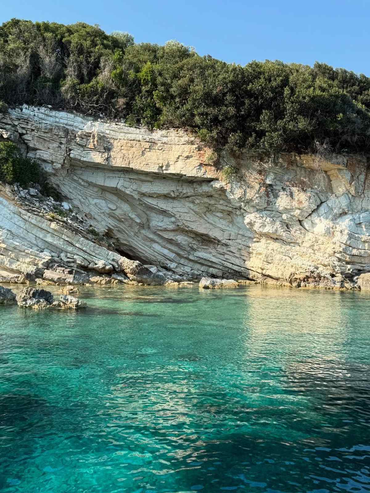 Μενεγάκη: Στους Παξούς με τον Παντζόπουλο - Οι φωτογραφίες με μπικίνι πάνω σε σκάφος και οι βουτιές με τον Ματεό