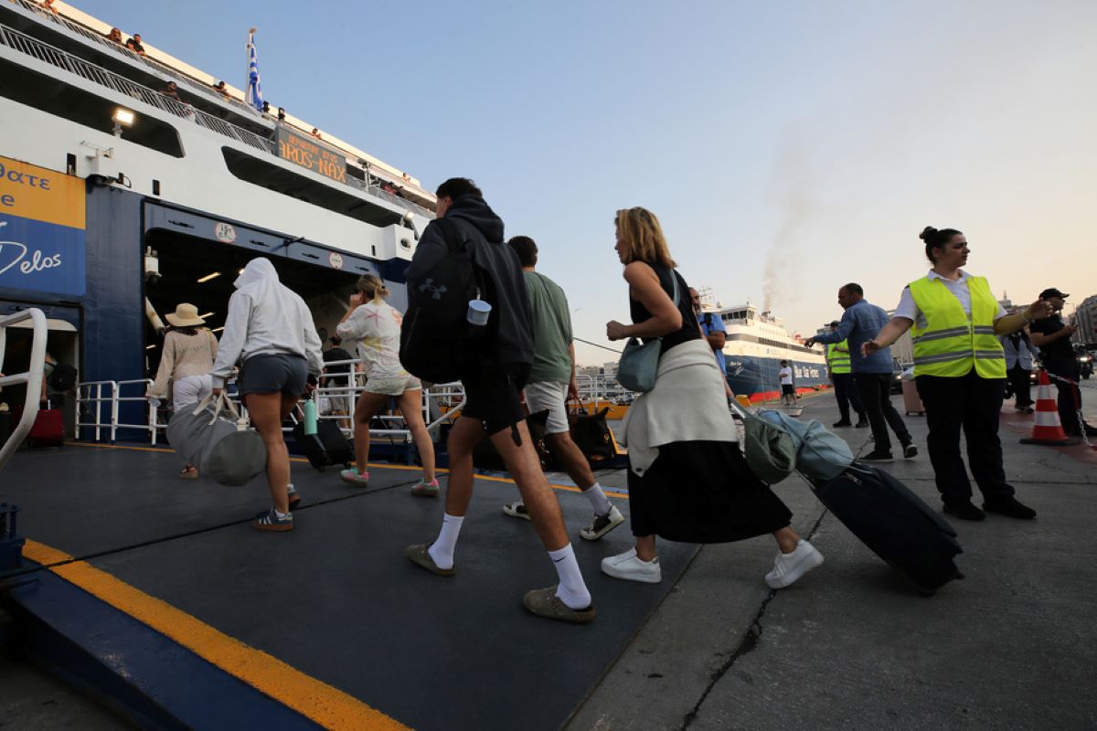 Έξοδος Αγίου Πνεύματος: Αδειάζει η πρωτεύουσα – Κοσμοσυρροή στο λιμάνι του Πειραιά 2 Εκατοντάδες ταξιδιώτες στο λιμάνι του Πειραιά
