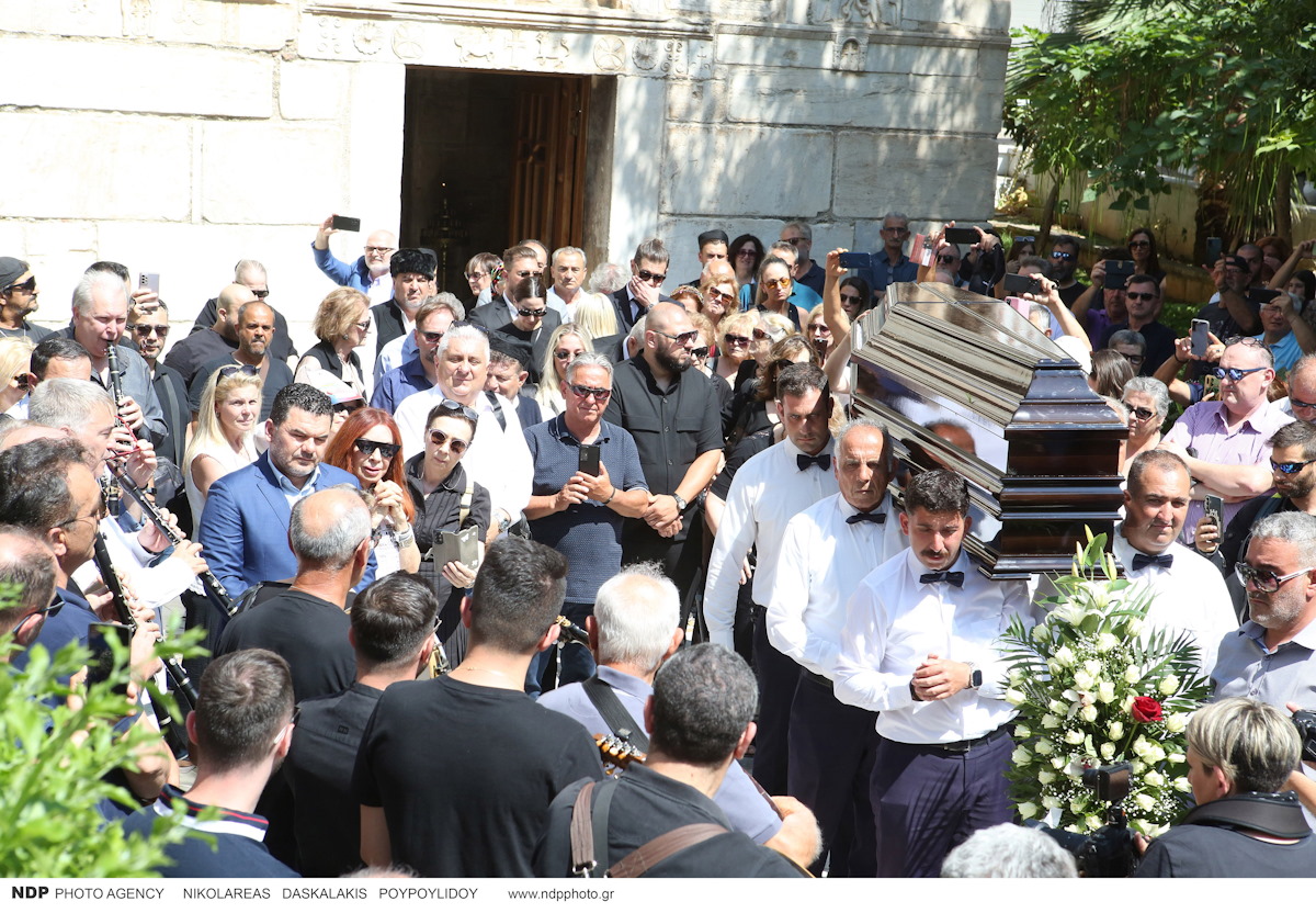 Πετρολούκας Χαλκιάς: Το συγκλονιστικό «αντίο» στον θρυλικό μουσικό με κλαρίνα και παραδοσιακά τραγούδια στη Μητρόπολη Αθηνών 9 Λαϊκό προσκύνημα