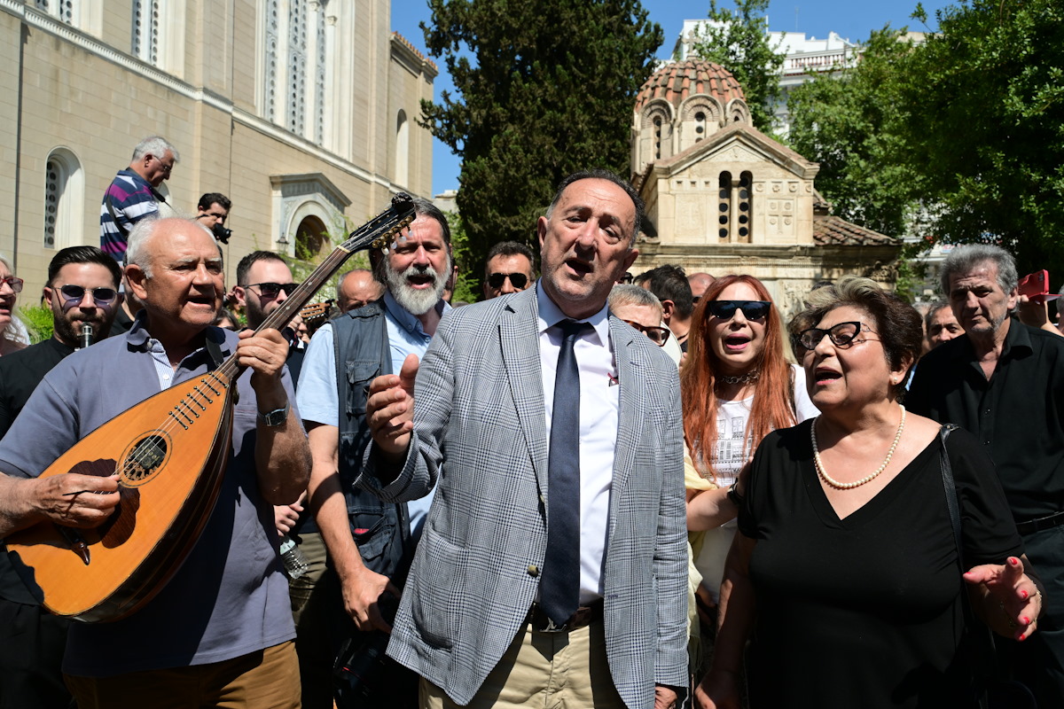 Πετρολούκας Χαλκιάς: Το συγκλονιστικό «αντίο» στον θρυλικό μουσικό με κλαρίνα και παραδοσιακά τραγούδια στη Μητρόπολη Αθηνών 11 Σε λαϊκό προσκύνημα στον Μητροπολιτικό Ναό Αθηνών η σορός του Πετρολούκα Χαλκιά