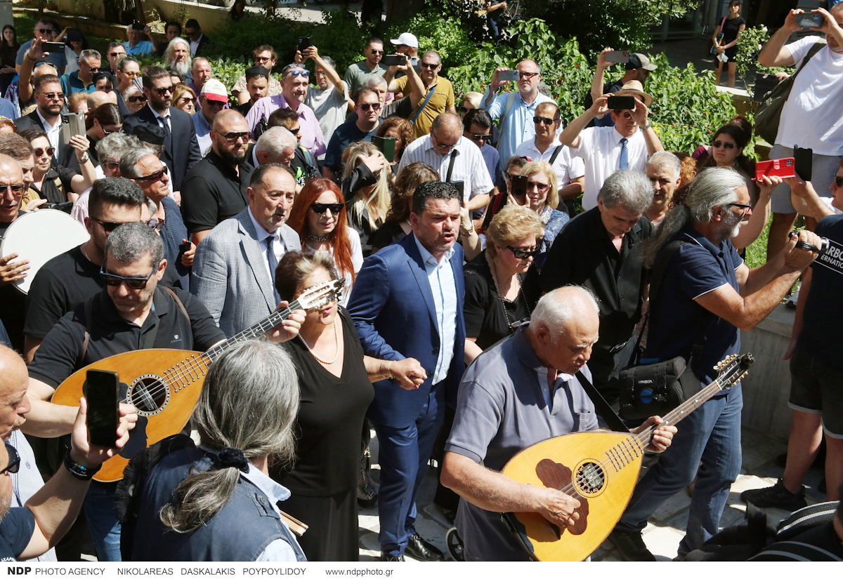 Πετρολούκας Χαλκιάς: Το συγκλονιστικό «αντίο» στον θρυλικό μουσικό με κλαρίνα και παραδοσιακά τραγούδια στη Μητρόπολη Αθηνών 10 Λαϊκό προσκύνημα