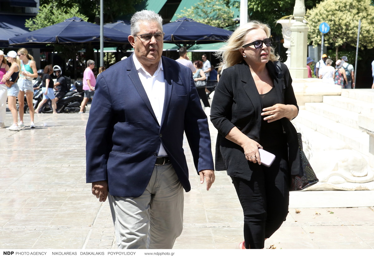 Πετρολούκας Χαλκιάς: Το συγκλονιστικό «αντίο» στον θρυλικό μουσικό με κλαρίνα και παραδοσιακά τραγούδια στη Μητρόπολη Αθηνών 13 Δημήτρης Κουτσούμπας - Σεμίνα Διγενή