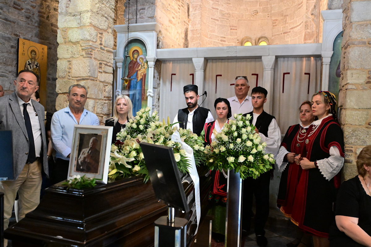 Πετρολούκας Χαλκιάς: Το συγκλονιστικό «αντίο» στον θρυλικό μουσικό με κλαρίνα και παραδοσιακά τραγούδια στη Μητρόπολη Αθηνών 8 Σε λαϊκό προσκύνημα στον Μητροπολιτικό Ναό Αθηνών η σορός του Πετρολούκα Χαλκιά