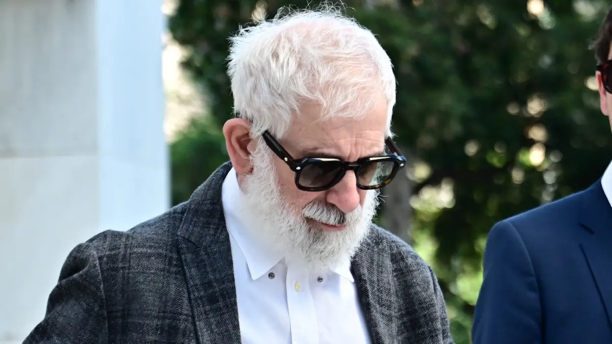 Ο Πέτρος Φιλιππίδης έξω από τα δικαστήρια