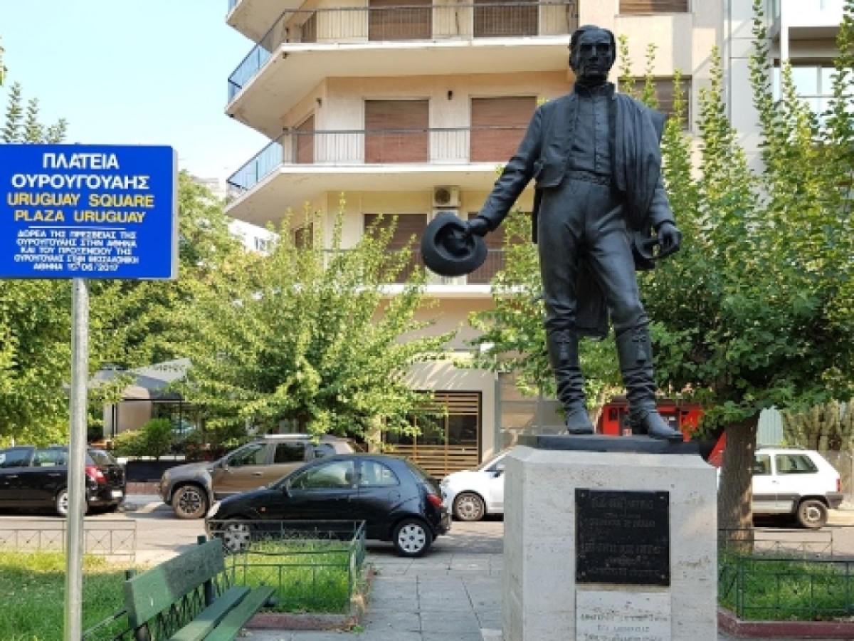 Η συναρπαστική ιστορία της μυστηριώδους πλατείας Ουρουγουάης στην καρδιά της Αθήνας