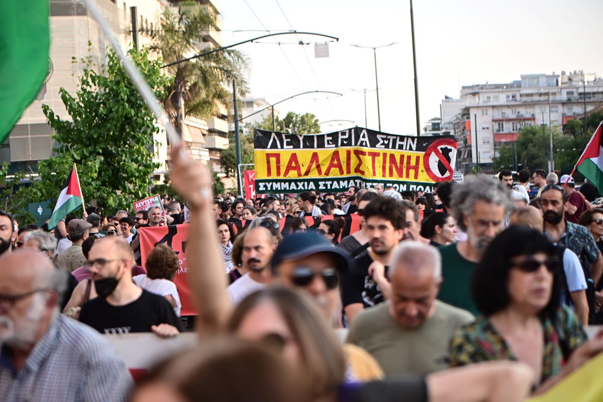 Χάος με μολότοφ στη διαδήλωση έξω από την πρεσβεία του Ισραήλ για το Madleen 5 Χάος με μολότοφ στη διαδήλωση έξω από την πρεσβεία του Ισραήλ για το Madleen