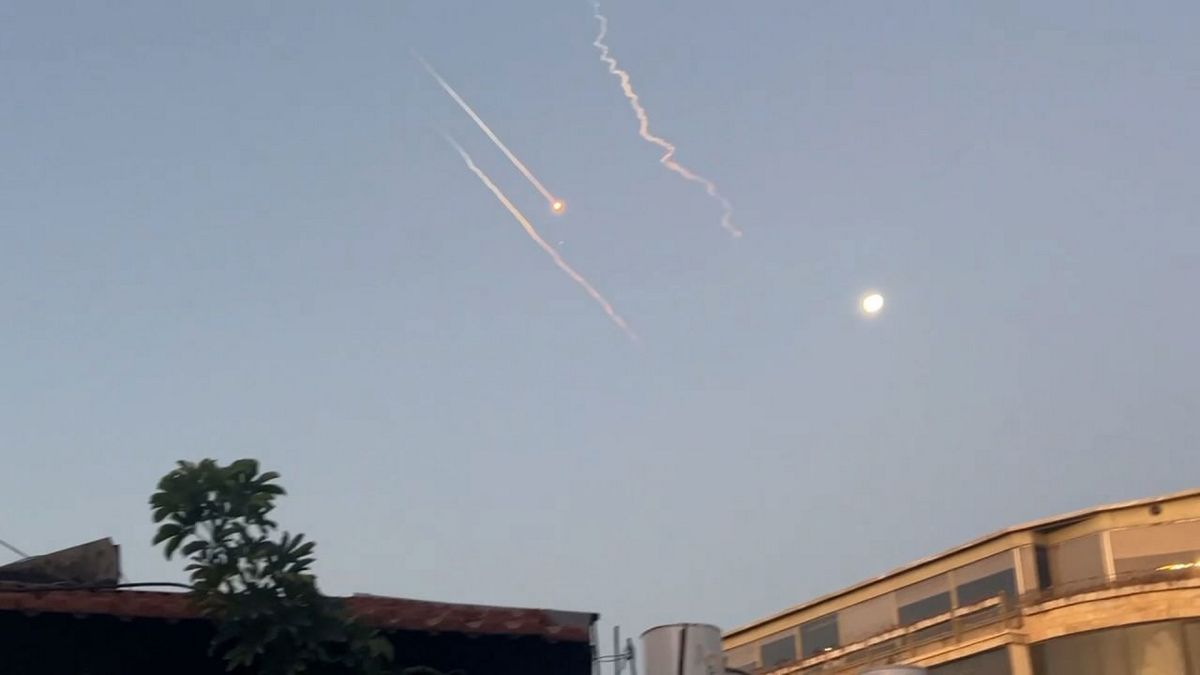 LIVE – Μέση Ανατολή: Καταιγίδα ιρανικών πυραύλων σαρώνει το κεντρικό Ισραήλ – Εκρήξεις συγκλονίζουν το αεροδρόμιο της Τεχεράνης – Λεπτό προς λεπτό οι εξελίξεις 2 LIVE – Μέση Ανατολή: Καταιγίδα ιρανικών πυραύλων σαρώνει το κεντρικό Ισραήλ – Εκρήξεις συγκλονίζουν το αεροδρόμιο της Τεχεράνης – Λεπτό προς λεπτό οι εξελίξεις