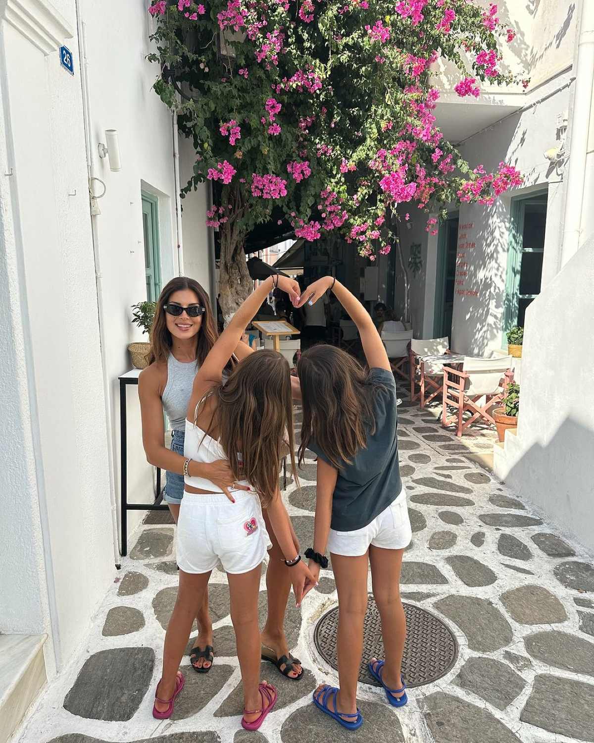 Η Σταματίνα Τσιμτσιλή με τις κόρες της