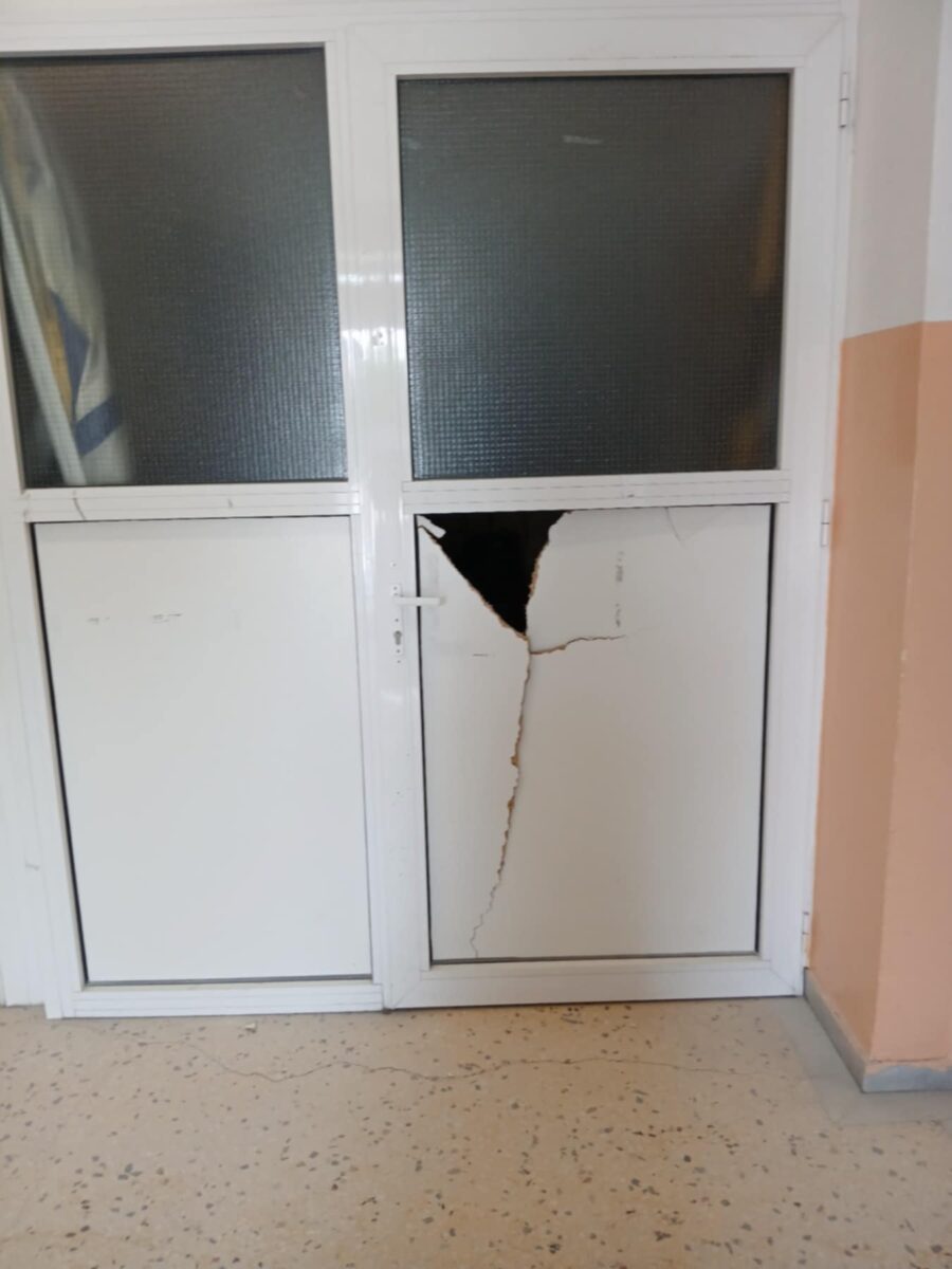 Θεσσαλονίκη: Μασκοφόροι ρήμαξαν Γυμνάσια στην Καλαμαριά – «Θα βρεθούν αντιμέτωποι μαζί μας» 3 Πόρτα