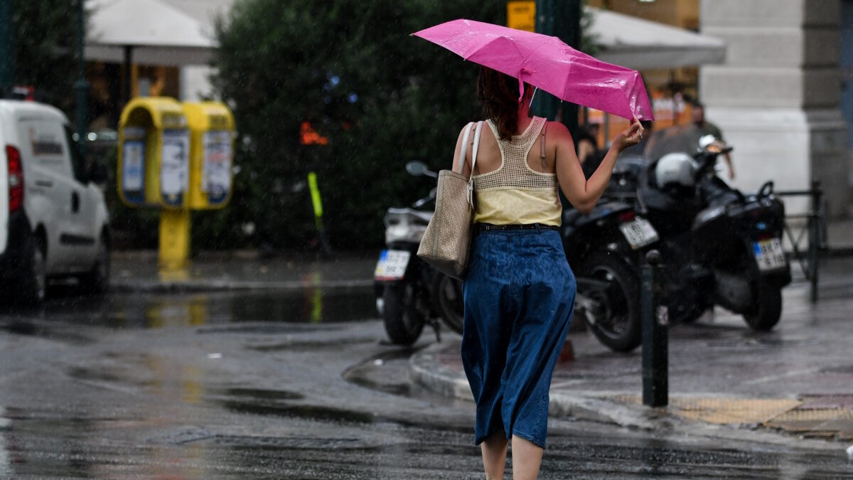 Καιρός σήμερα: Σκαρφαλώνει στους 34 βαθμούς το θερμόμετρο με απρόσμενες καταιγίδες στα ορεινά