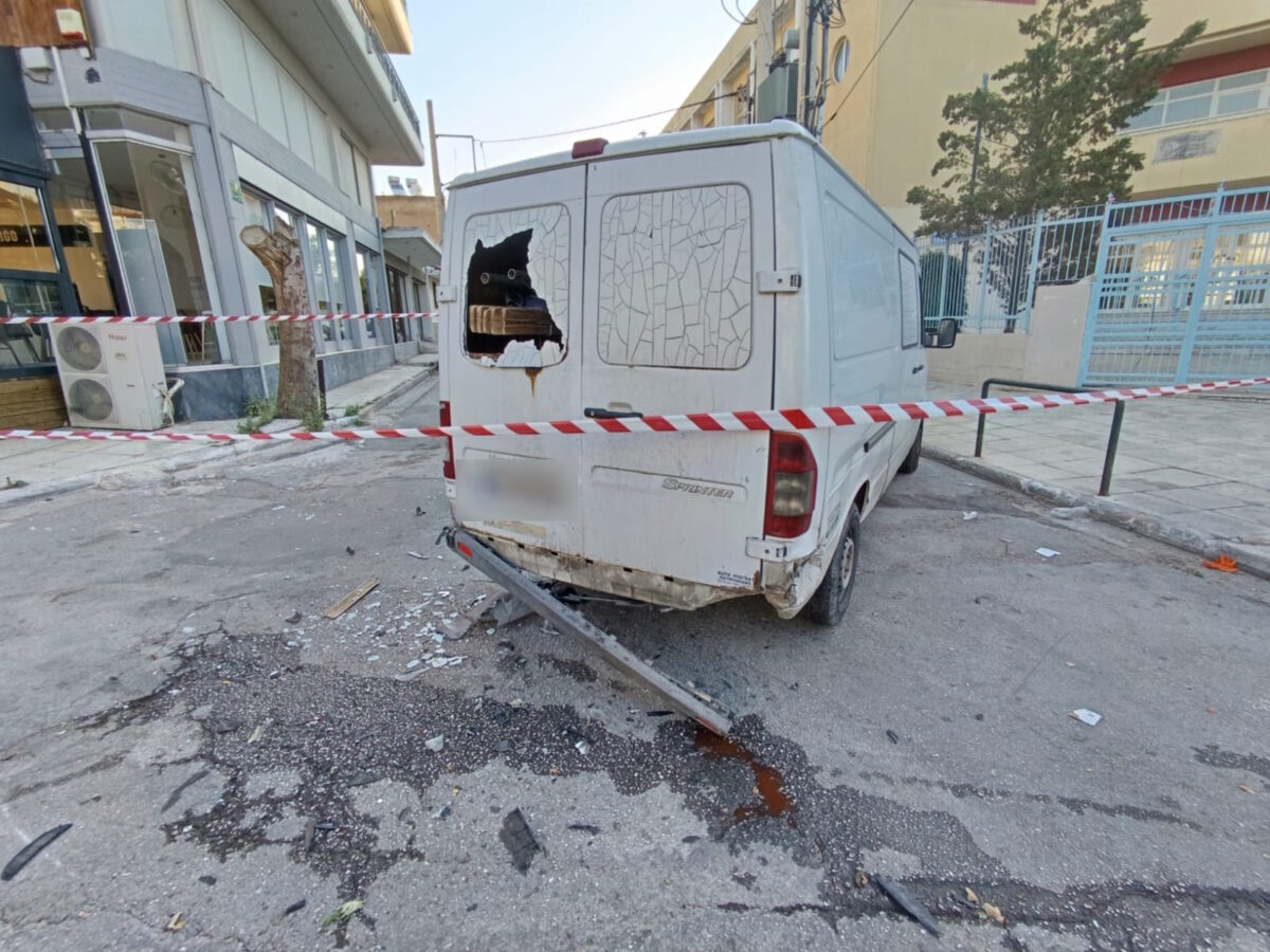 Περιστέρι: Άγριοι πυροβολισμοί μεταξύ μοτοσικλετιστή και οδηγού - Θρίλερ με καταδίωξη μέχρι το Χαϊδάρι 3 Ζημιές στο βαν μετά την καταδίωξη