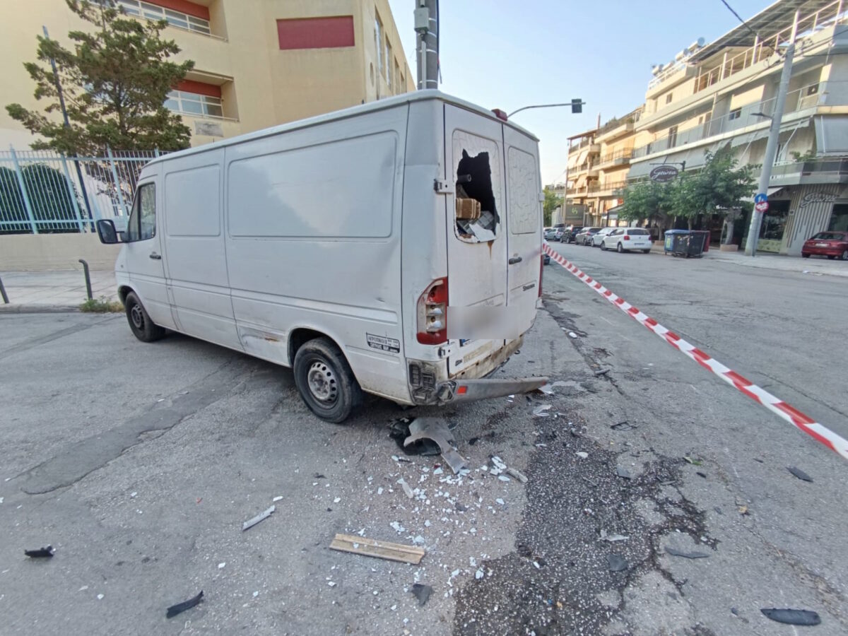 Περιστέρι: Άγριοι πυροβολισμοί μεταξύ μοτοσικλετιστή και οδηγού - Θρίλερ με καταδίωξη μέχρι το Χαϊδάρι 4 Ζημιές στο βαν μετά την καταδίωξη