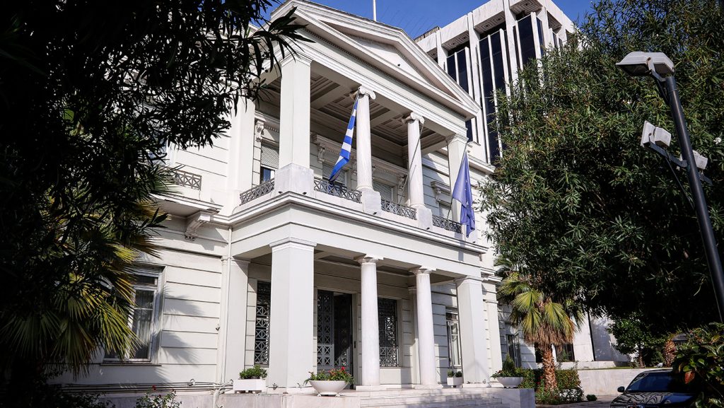 ΑΣΕΠ: Τα 10 κρίσιμα σημεία για τον διαγωνισμό του Υπουργείου Εξωτερικών 2 ΑΣΕΠ: Προσλήψεις μονίμων στο υπουργείο Εξωτερικών - Στη φωτογραφία λευκό κτίριο με ελληνικές σημαίες, του υπουργείου Εξωτερικών
