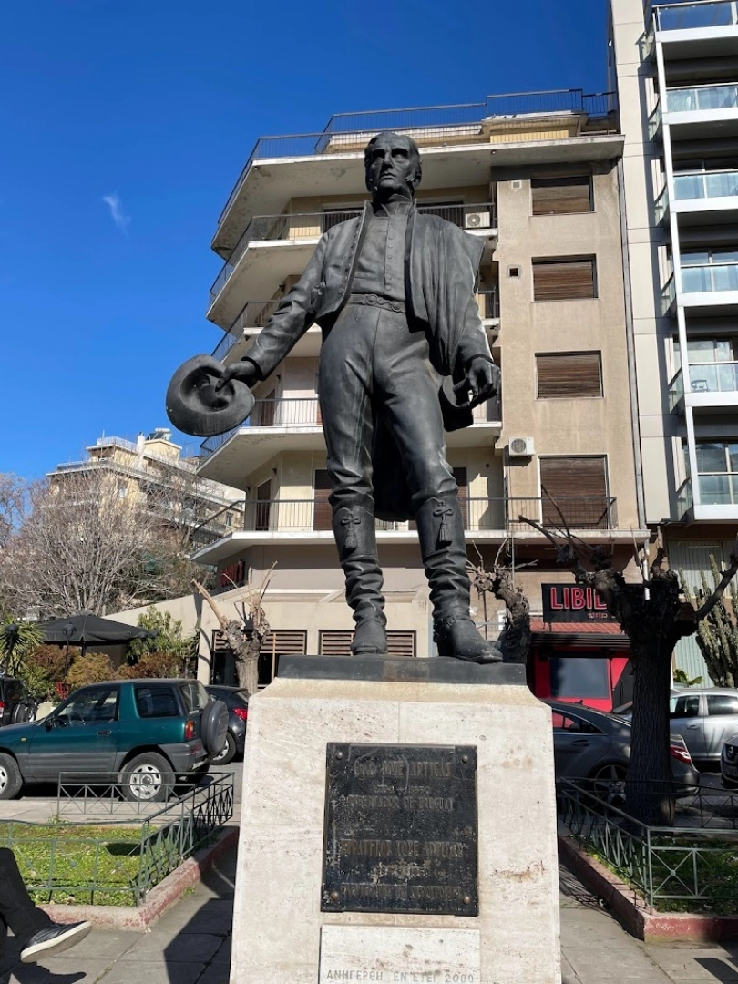 Η συναρπαστική ιστορία της μυστηριώδους πλατείας Ουρουγουάης στην καρδιά της Αθήνας