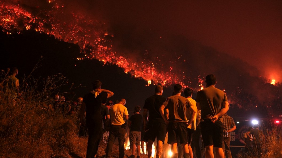 Φλεγόμενος εφιάλτης στην Τουρκία – Πάνω από 3.500 κάτοικοι άφησαν τα σπίτια τους στην Προύσα
