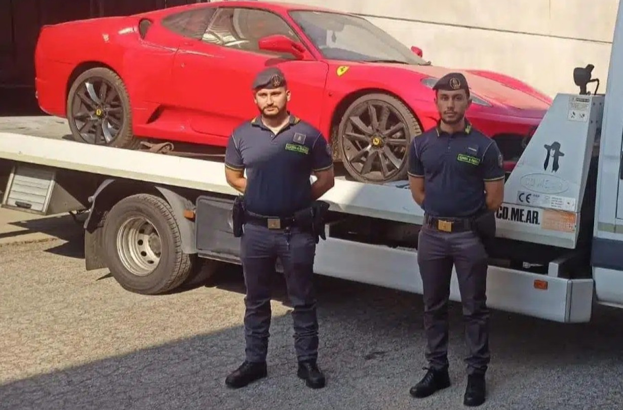 Ferrari F430 οδηγήθηκε στην πρέσσα και καταστράφηκε στην Ιταλία