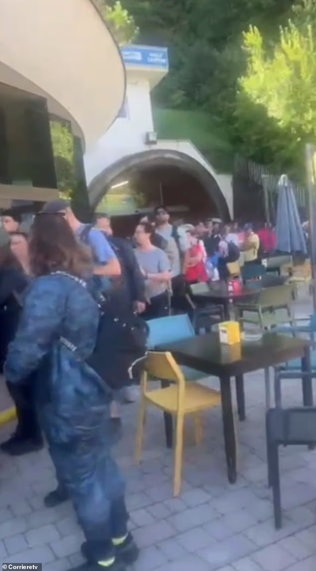 Ιταλία: Ο «τουρισμός του Instagram» προκαλεί ατελείωτες ουρές σε μονοπάτια πεζοπορίας στους Δολομίτες – «Η φύση απειλείται»