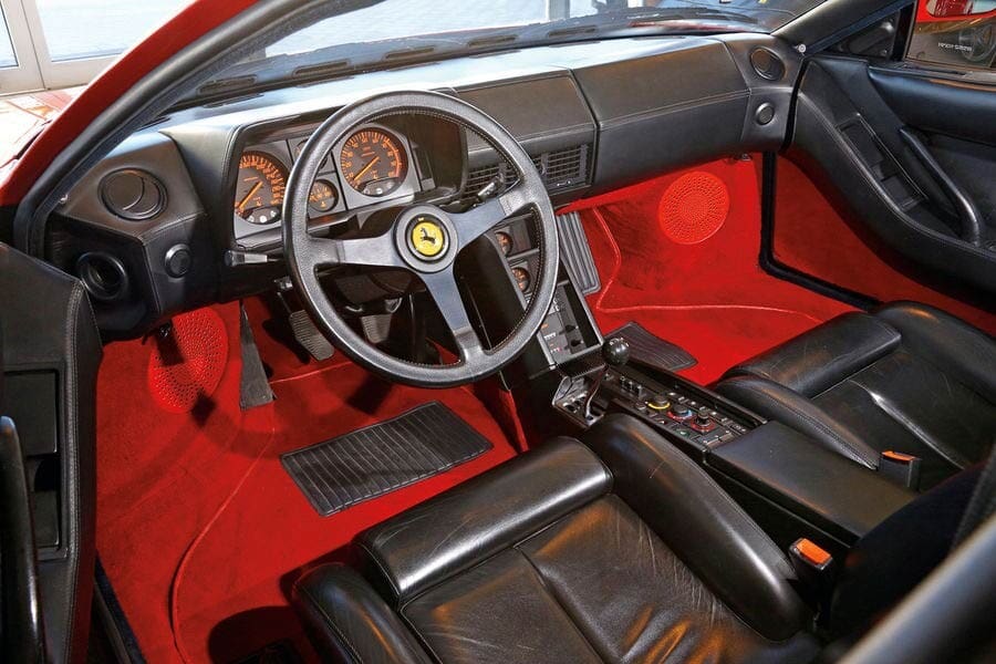 Στα δικαστήρια για τα δικαιώματα του "Testarossa" 11 1984 Ferrari Testarossa εσωτερικό