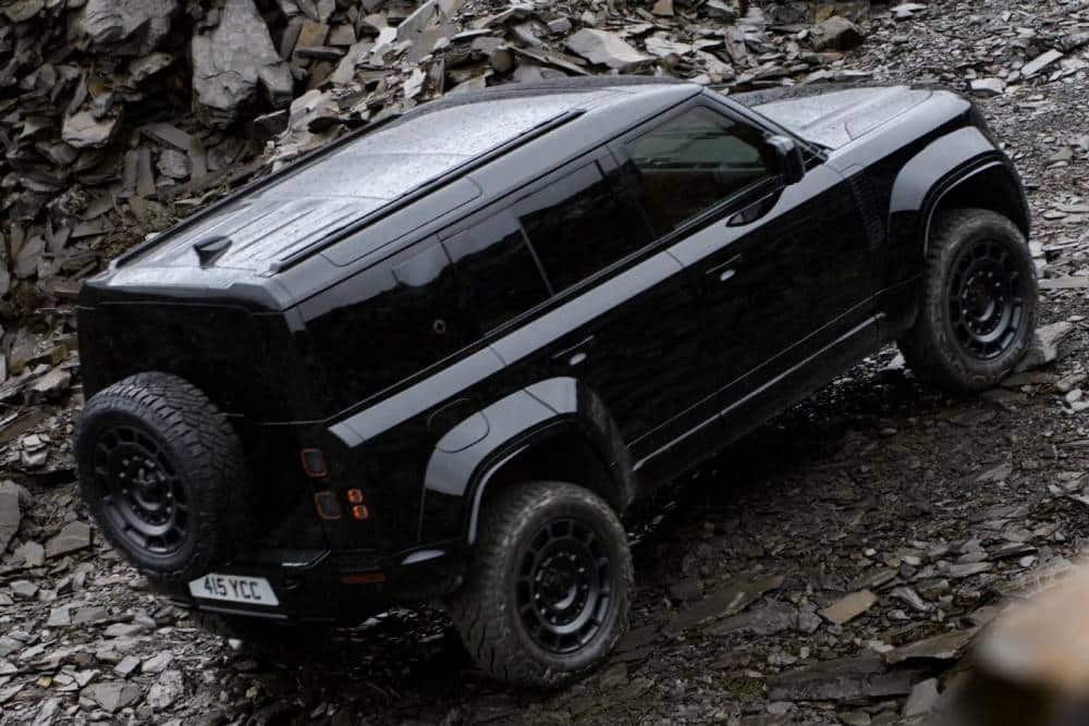 Απόλυτη απειλή το νέο Land Rover Defender OCTA Black