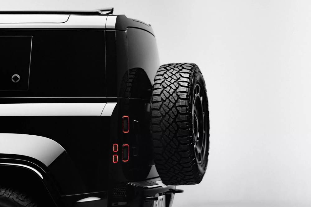 Απόλυτη απειλή το νέο Land Rover Defender OCTA Black