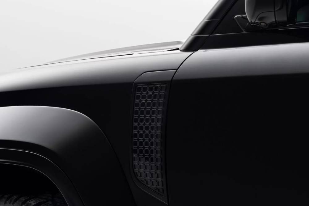 Απόλυτη απειλή το νέο Land Rover Defender OCTA Black