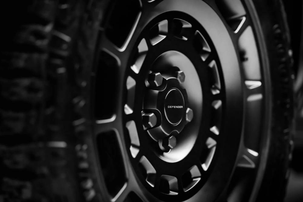 Απόλυτη απειλή το νέο Land Rover Defender OCTA Black