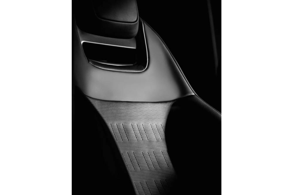 Απόλυτη απειλή το νέο Land Rover Defender OCTA Black