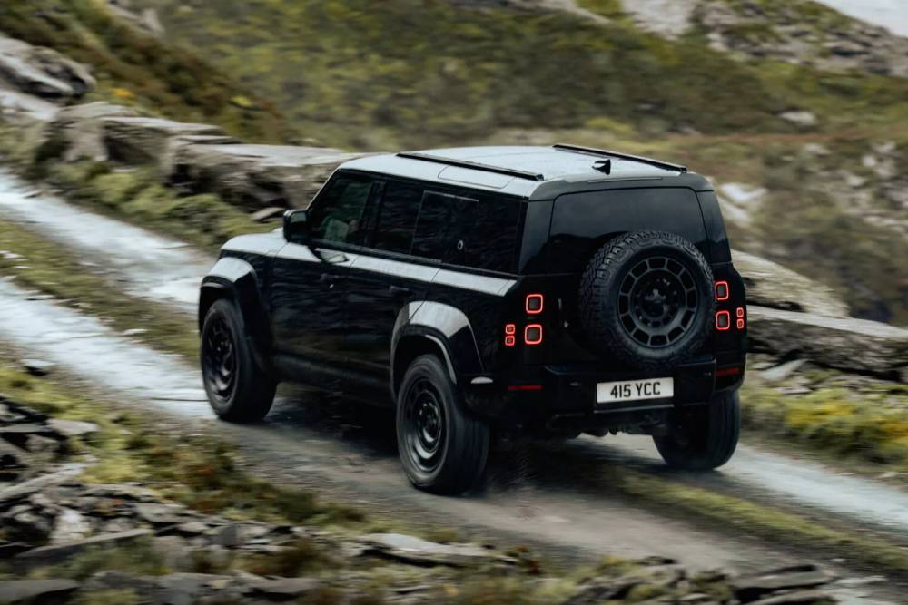 Απόλυτη απειλή το νέο Land Rover Defender OCTA Black