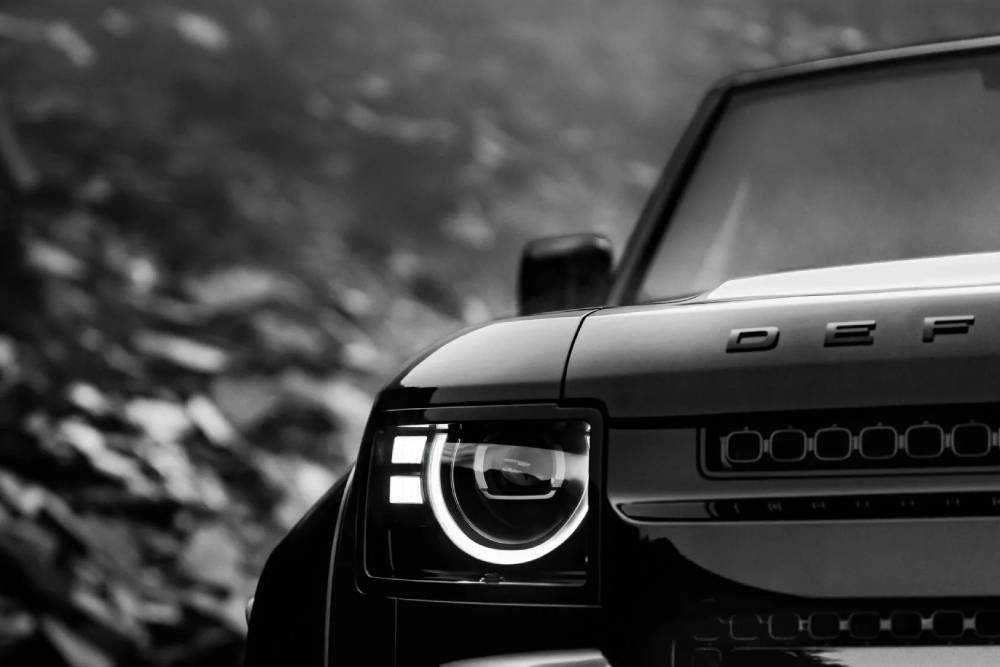 Απόλυτη απειλή το νέο Land Rover Defender OCTA Black