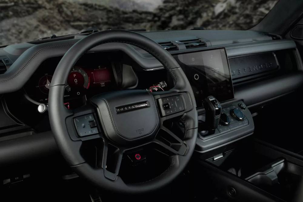 Απόλυτη απειλή το νέο Land Rover Defender OCTA Black